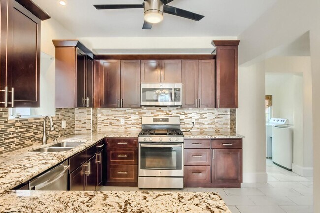 Foto del edificio - Bright, beautiful home in the Uptown area ...