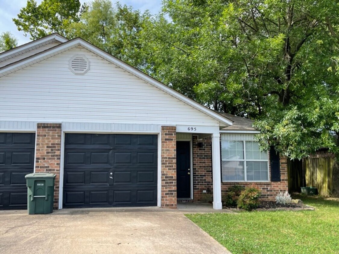 Primary Photo - 693-695 W. Beck Dr