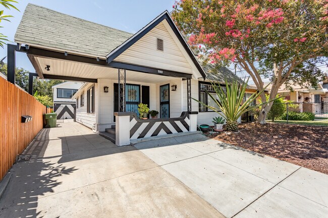 Building Photo - 1003 Calzona St