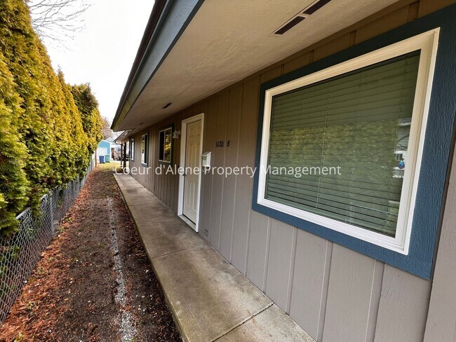 Building Photo - 1120 N 6th St