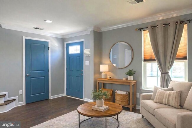 Building Photo - 353 E Hancock St