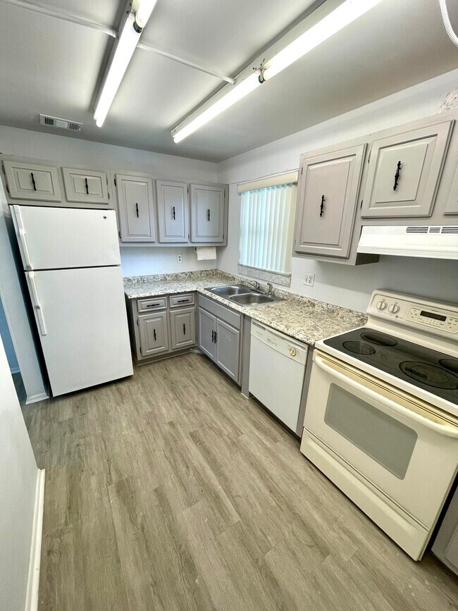 Building Photo - 162 Lake Dora Dr