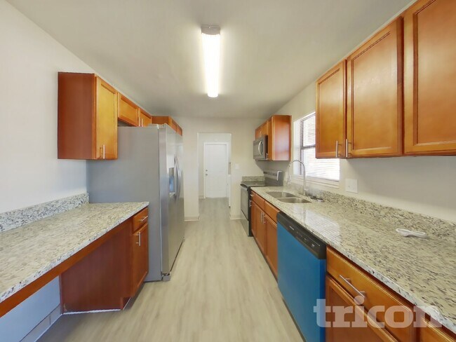 Building Photo - 1122 Ibsen Ave