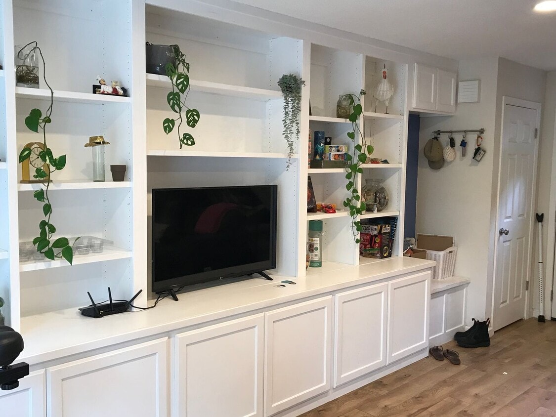 Primary Photo - 3 bedroom in Stonegate available for Septe...