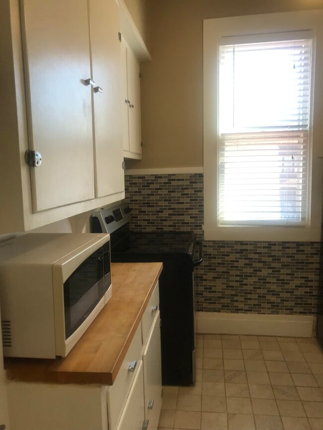 Kitchen microwave and stove - 510 N Wayne St