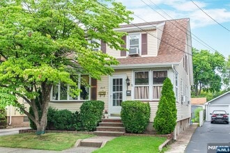 Building Photo - 807 Fern St
