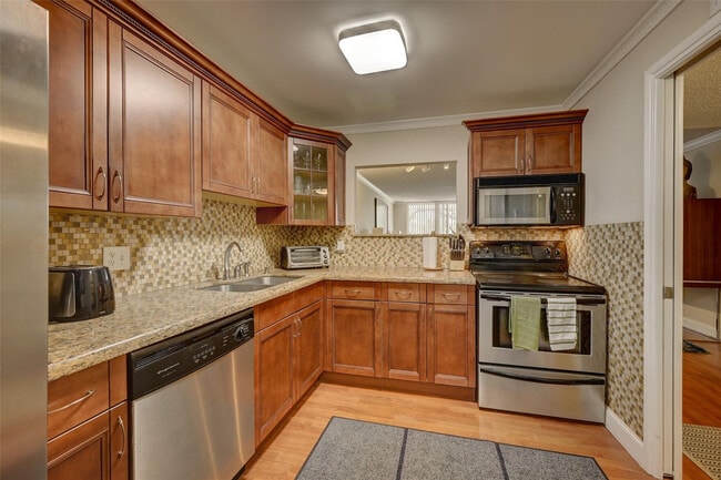 Foto del edificio - 823 Cypress Blvd