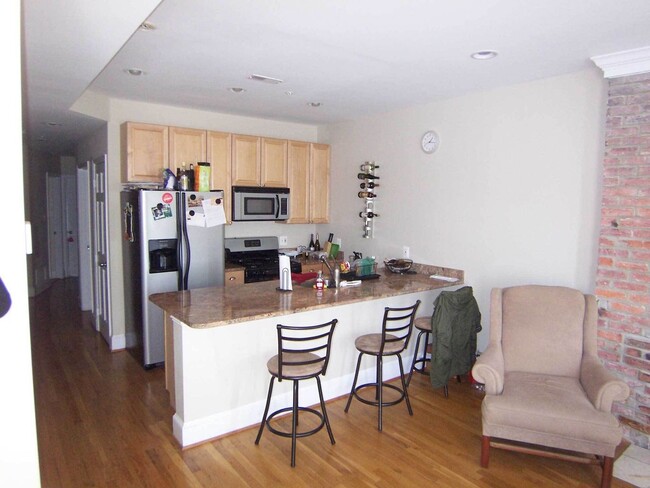 Building Photo - Fabulous 2 bed 2 bath Ledroit Park w/ 1 of...