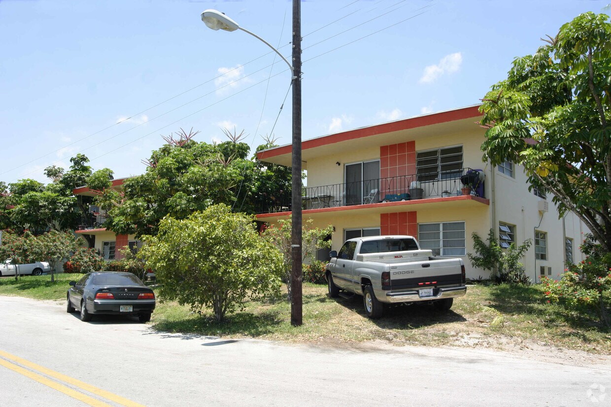 Foto del edificio - 1989-1999 N Glades Dr