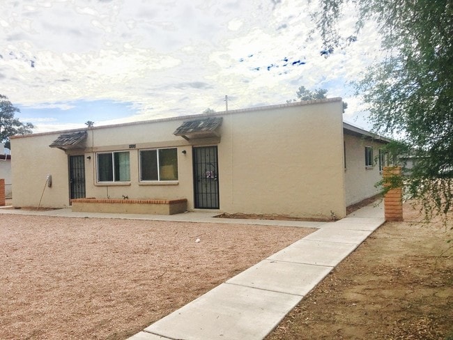Building Photo - 1333 W 5th St