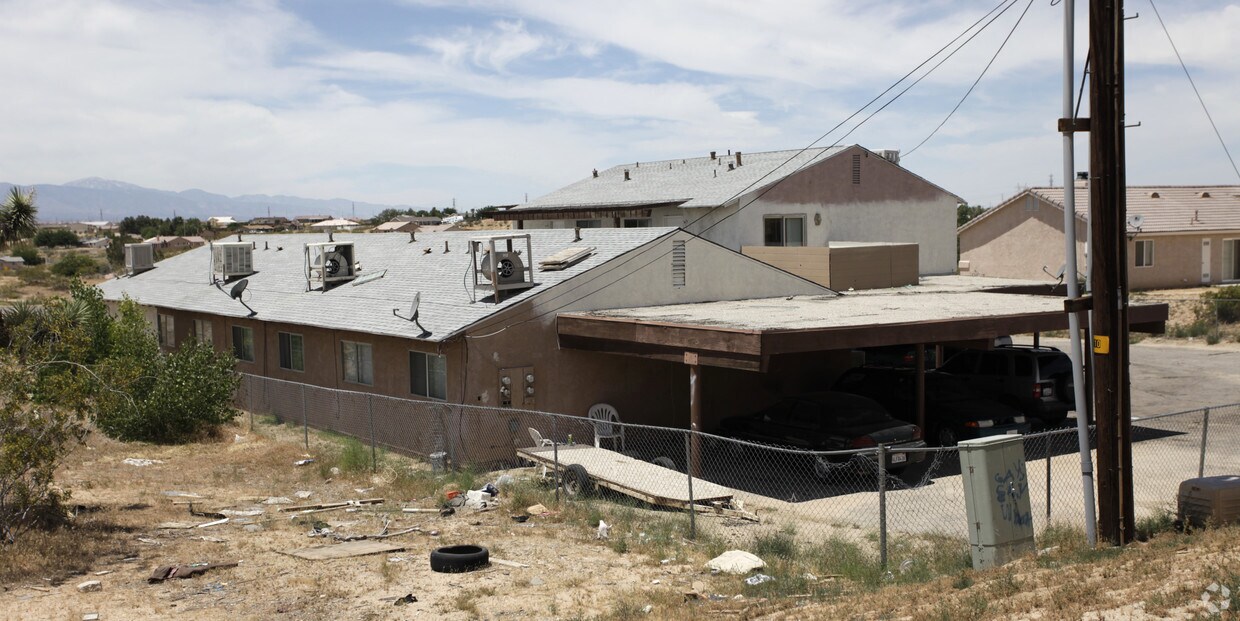 Building Photo - 16395 Village Dr