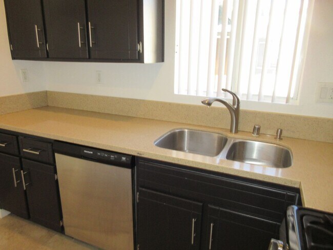 Building Photo - *Reduced* 2 bedroom Canoga Park condo with stackable washer and dryer provided!