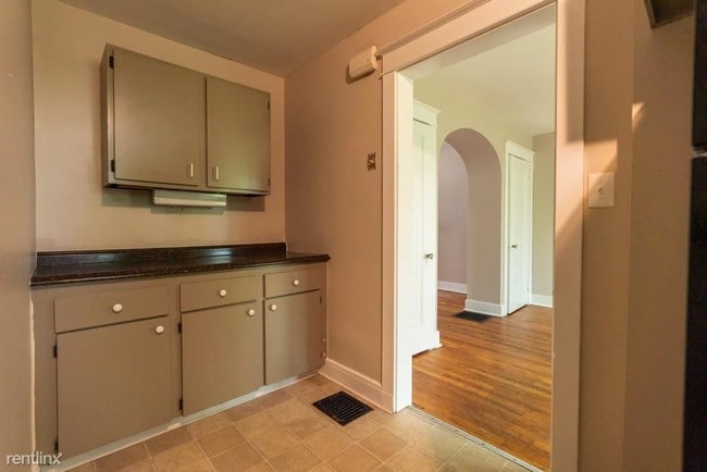Building Photo - 4 br, 1 bath Townhome - 206 Gilliland Ave