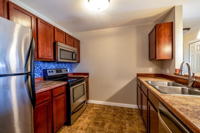 Building Photo - Gorgeous 2 Bed 2 Bath open concept Living ...