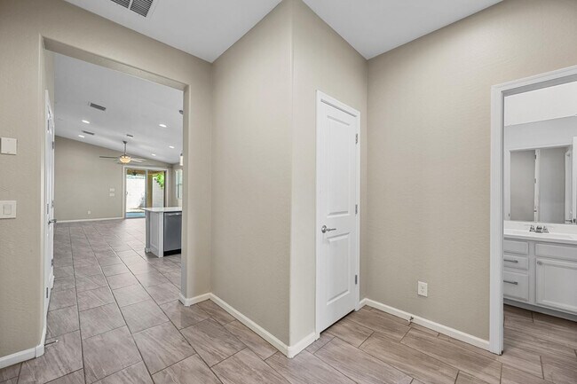 Foto del edificio - 12406 W Northview Ave
