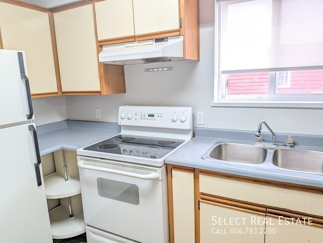 Building Photo - 9235 Woodbine St