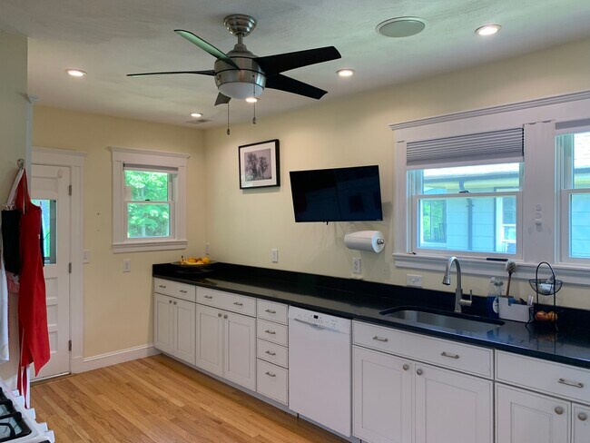 Foto del edificio - 1045 Adams St