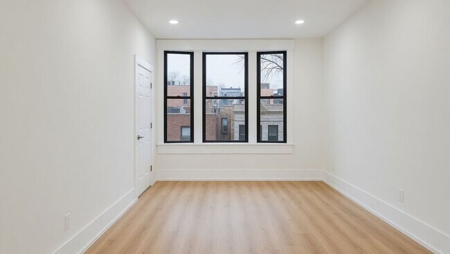 Foto del edificio - 944 N Damen Ave