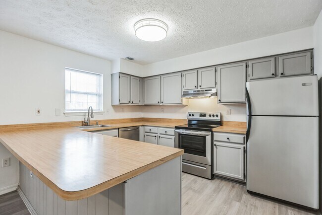 Building Photo - Newly updated 3Bd/2.5 Bth TH in the sought...