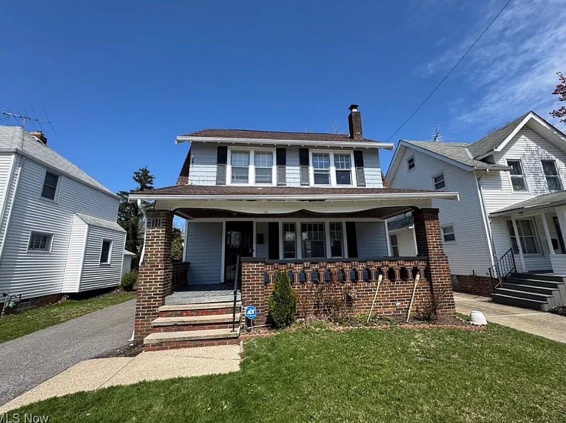 Foto principal - Single Family Home 3 beds 2 bath Available Now!