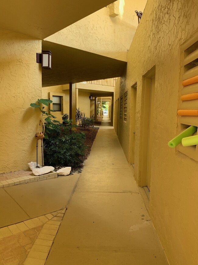 Foto del edificio - 3260 S Shore Dr