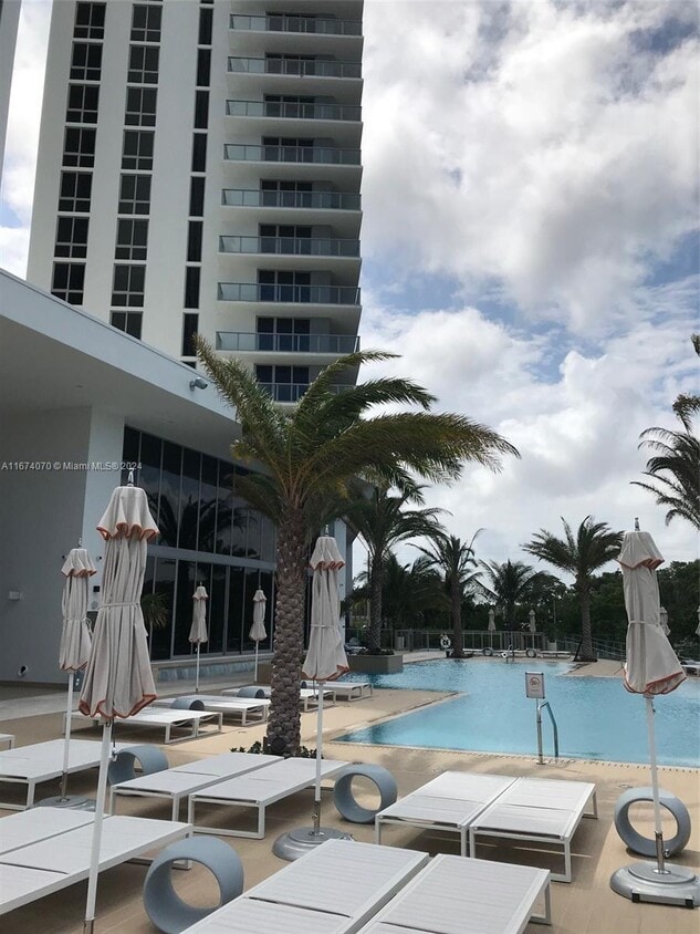Building Photo - 16385 Biscayne Blvd