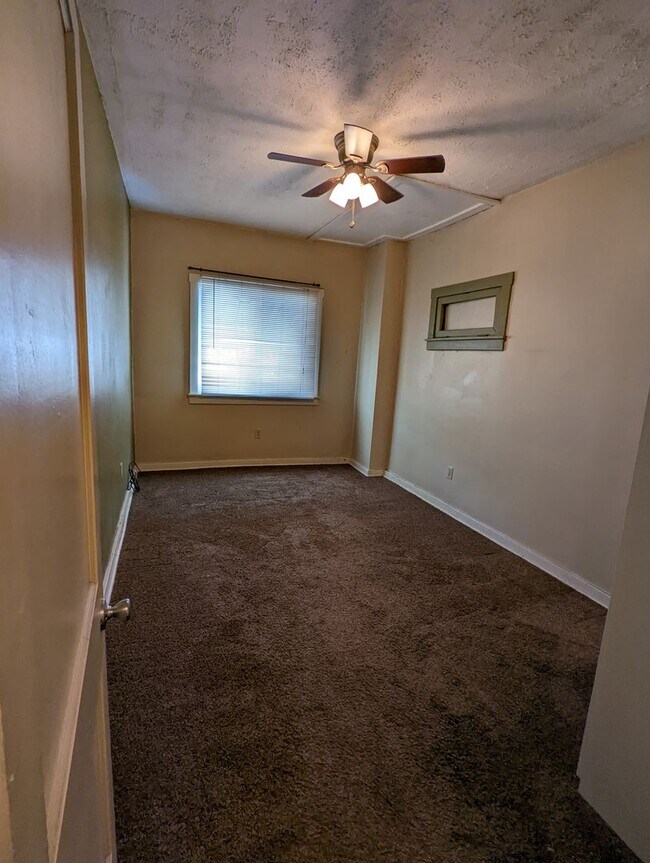 Foto del edificio - Large 2 Bedroom Close to Carson St -- Avai...