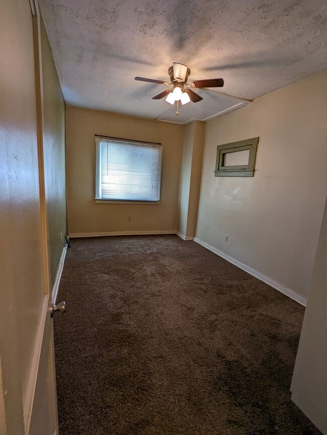 Building Photo - Large 2 Bedroom Close to Carson St -- Avai...