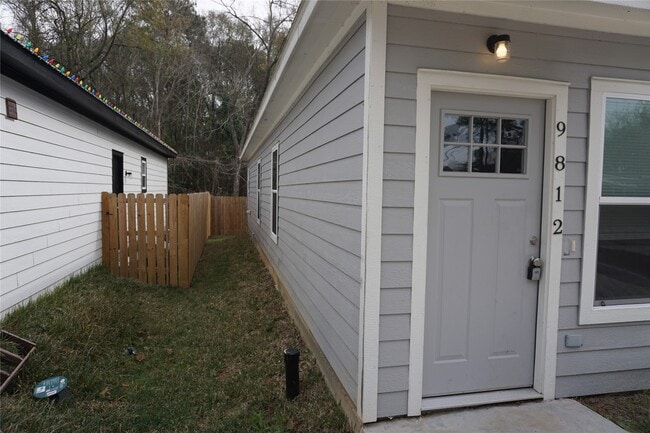 Building Photo - 9812 Arbor Oak