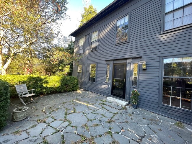 Foto del edificio - Charming 5-Bedroom 3.5 bath Home for Rent ...