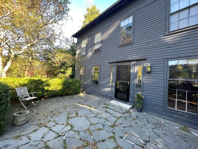 Foto del edificio - Charming 5-Bedroom 3.5 bath Home for Rent – Walk to Downtown Pittsfield $3850