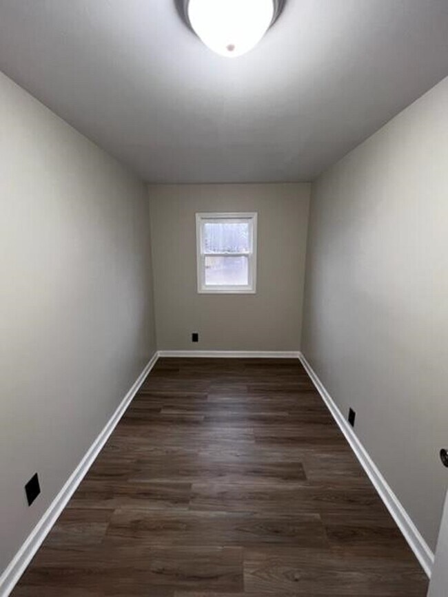 Building Photo - 5167 Glenview Dr