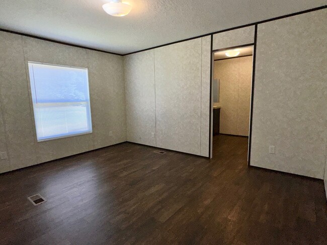 Building Photo - 425 Chloe Cir