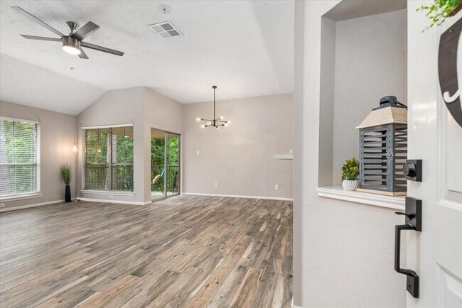 Building Photo - 8051 Bay Branch Dr