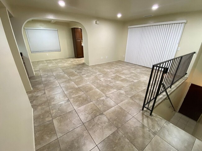 Building Photo - Decker Townhome