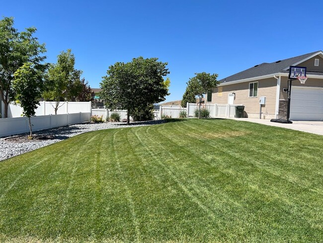 Building Photo - Newly Remodeled Custom Home