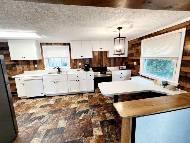 Building Photo - Newly Renovated 3 Bedroom Home in Lancaste...