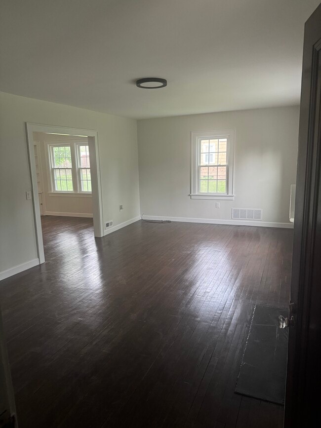 Living Room - 17107 Kenyon Rd