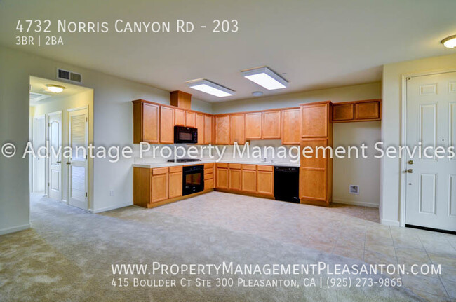 Foto del edificio - 3 Bed, 2 Bath, 951 sq. ft. Condo in the he...