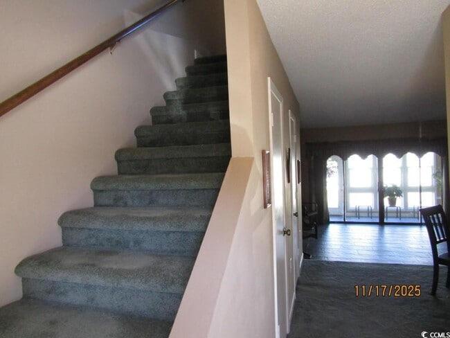 Building Photo - 928 Villa Dr