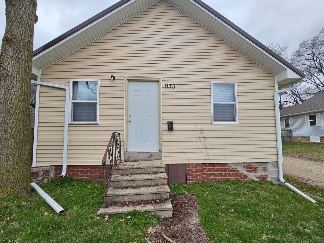 933 Capital Ave NE, Battle Creek, MI 49017 House Rental in Battle