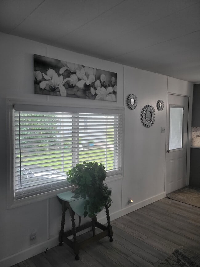 Foto del edificio - 6450 Floral Ct