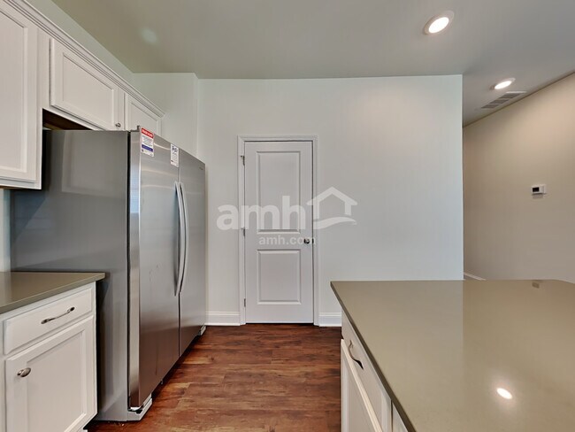 Building Photo - 768 Carnaby Ln