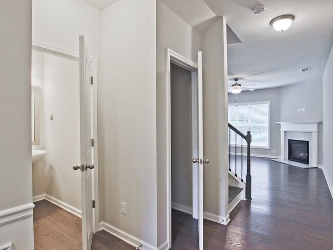 Foto del edificio - 3166 Cross Creek Dr