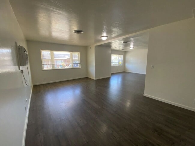 Foto del edificio - 563 W Center St