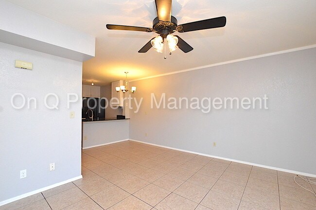 Foto del edificio - 2301 E University Dr