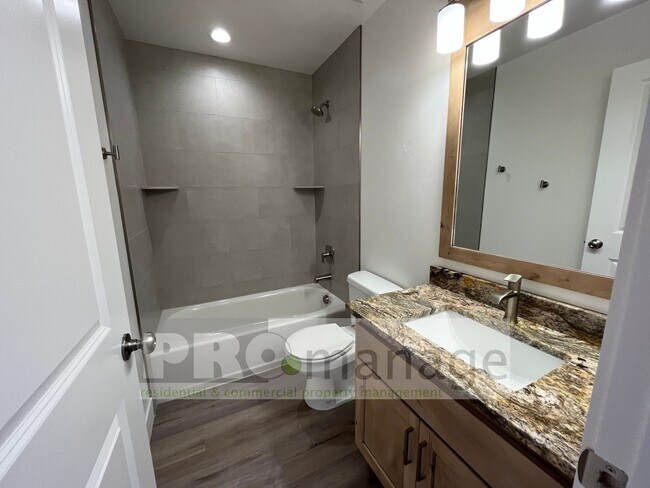 Foto del edificio - 3 Bed, 2 Bath Town Home w/ 2 Car Garage - ...