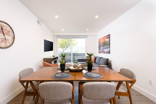 Building Photo - 1439 tamarind Ave