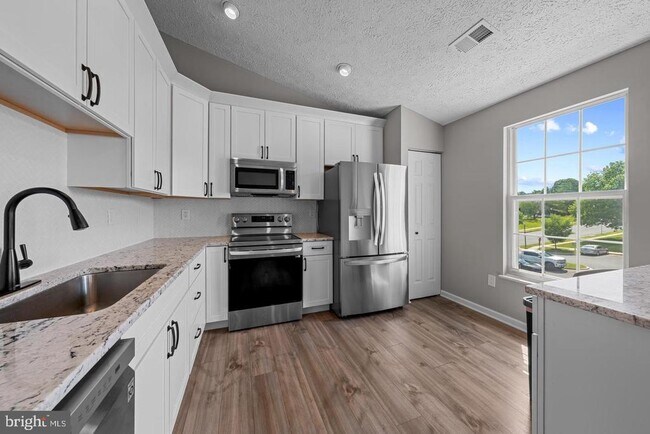 Foto del edificio - 5601 Avonshire Pl