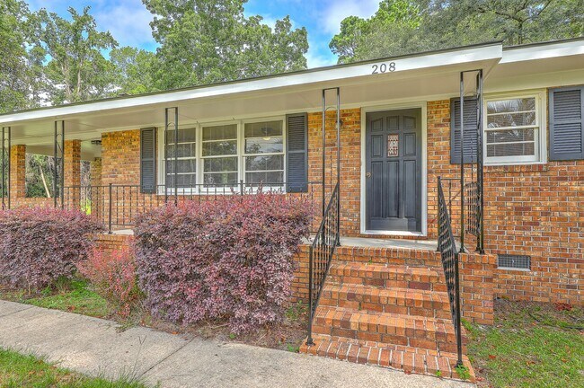 Foto del edificio - Spacious and Charming Brick Ranch in the H...